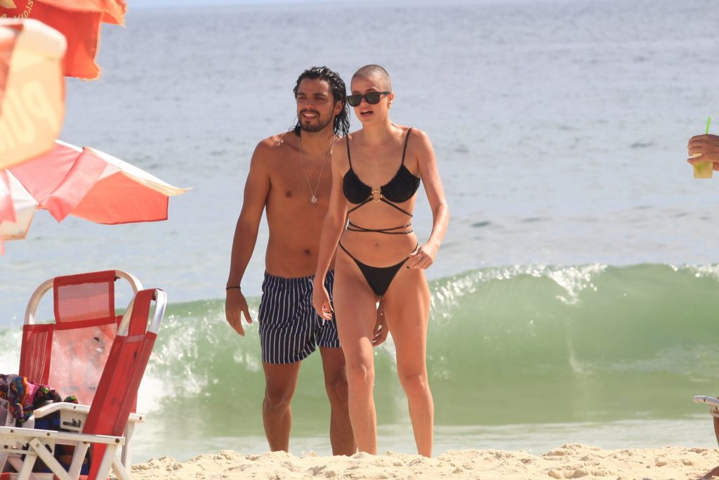 Agatha Moreira e Rodrigo Simas se refrescam em praia do Rio de Janeiro.