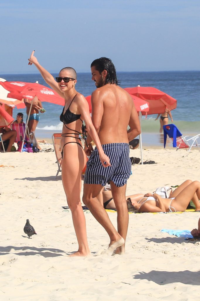 Rodrigo Simas e Agatha Moreira aproveitam dia de praia no Rio.