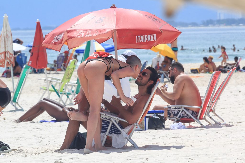 Agatha Moreira e Rodrigo Simas aproveitam dia de praia.