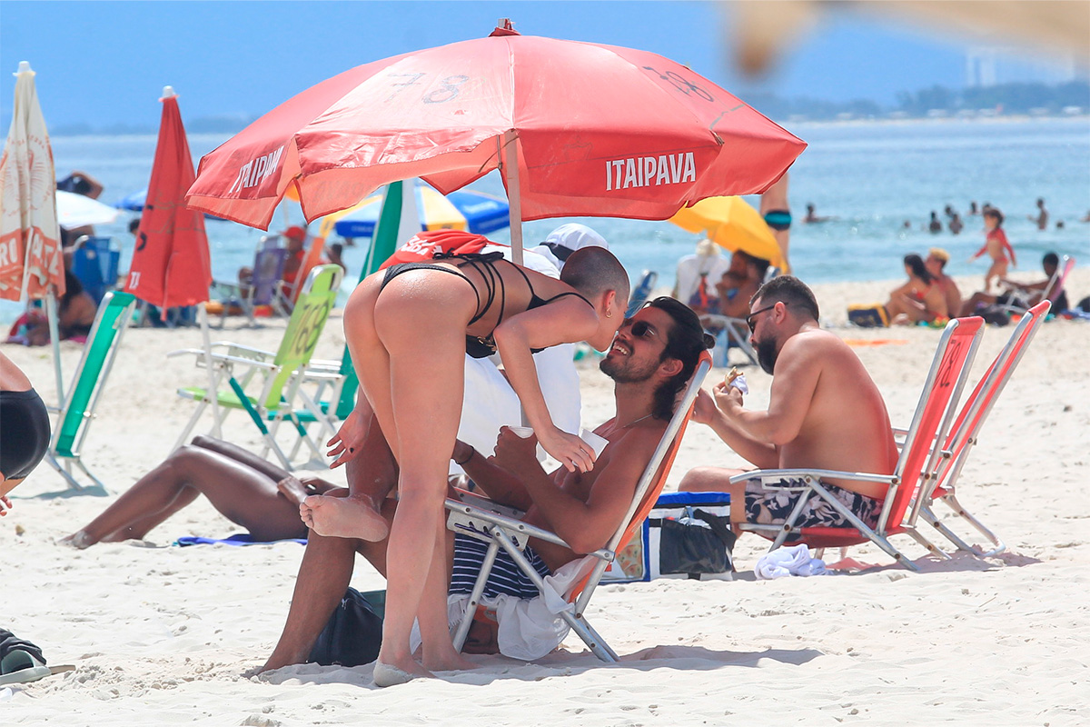 Agatha Moreira e Rodrigo Simas curtem praia no Rio de Janeiro.