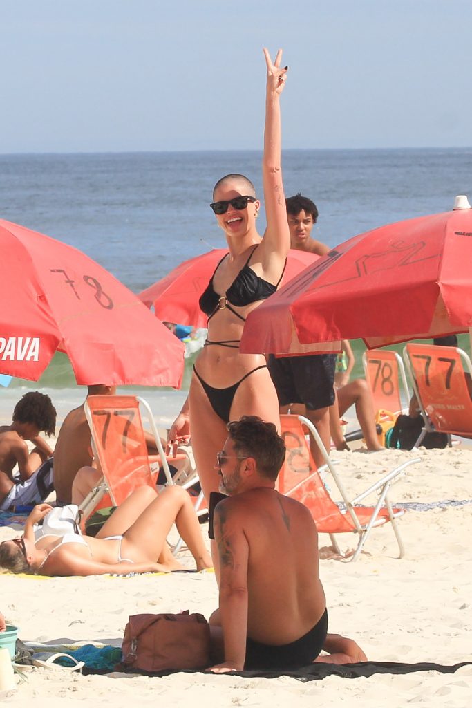 Agatha Moreira sorrindo para foto em praia do Rio de Janeiro.