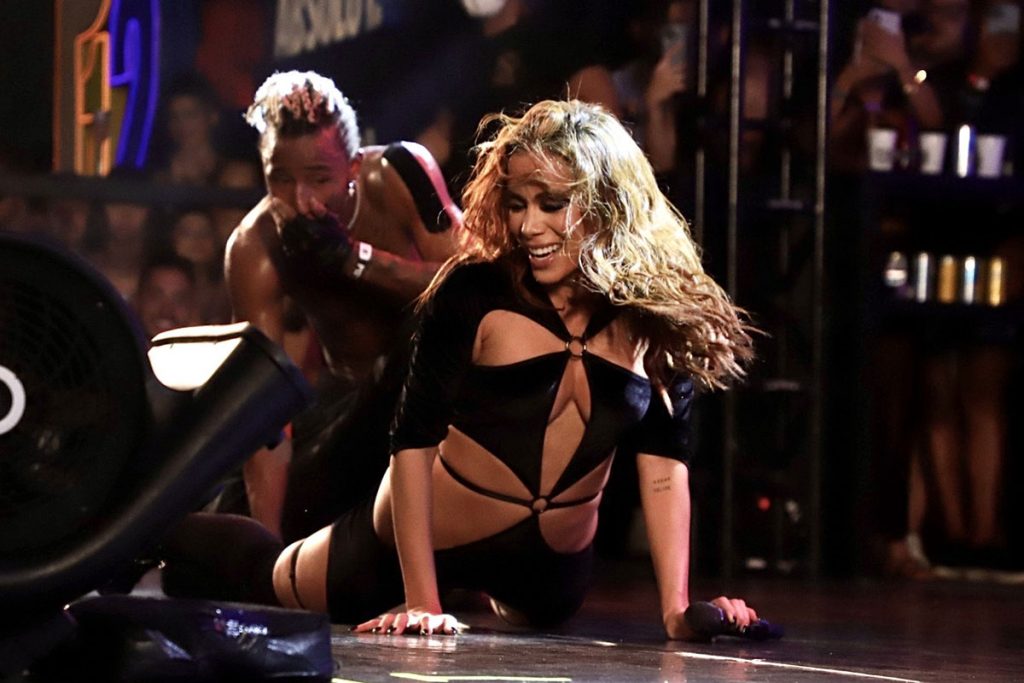 Anitta arrasou com look ousado em show