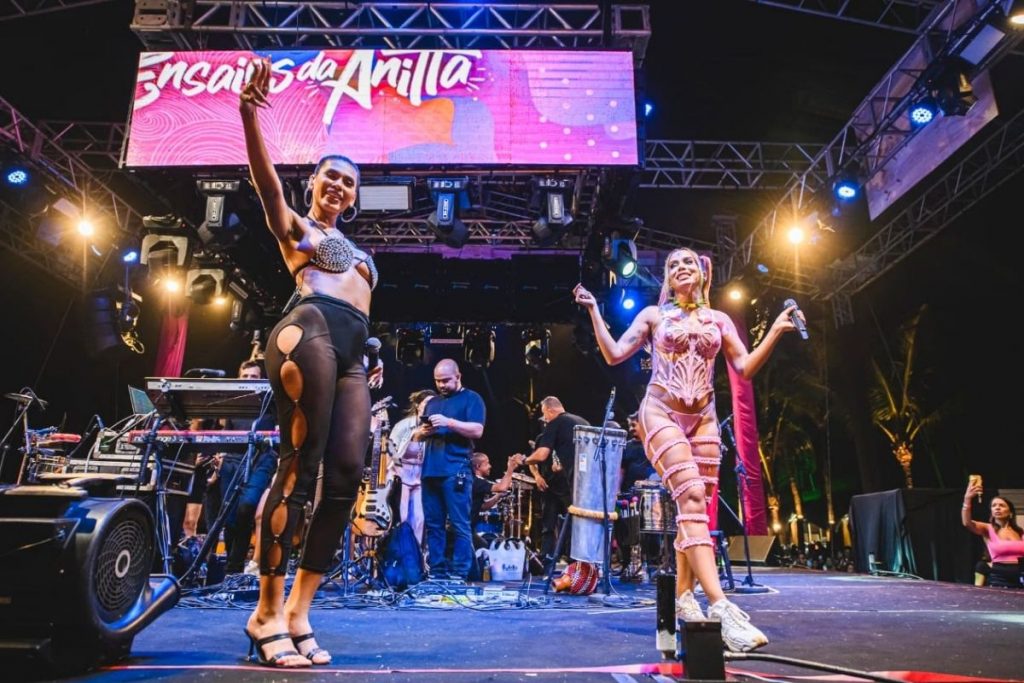 Pocah e Anitta em show ensaio de bloco de Carnaval