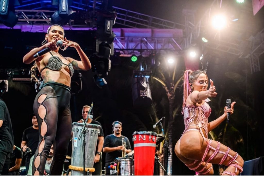 Pocah e Anitta em show ensaio de bloco de Carnaval