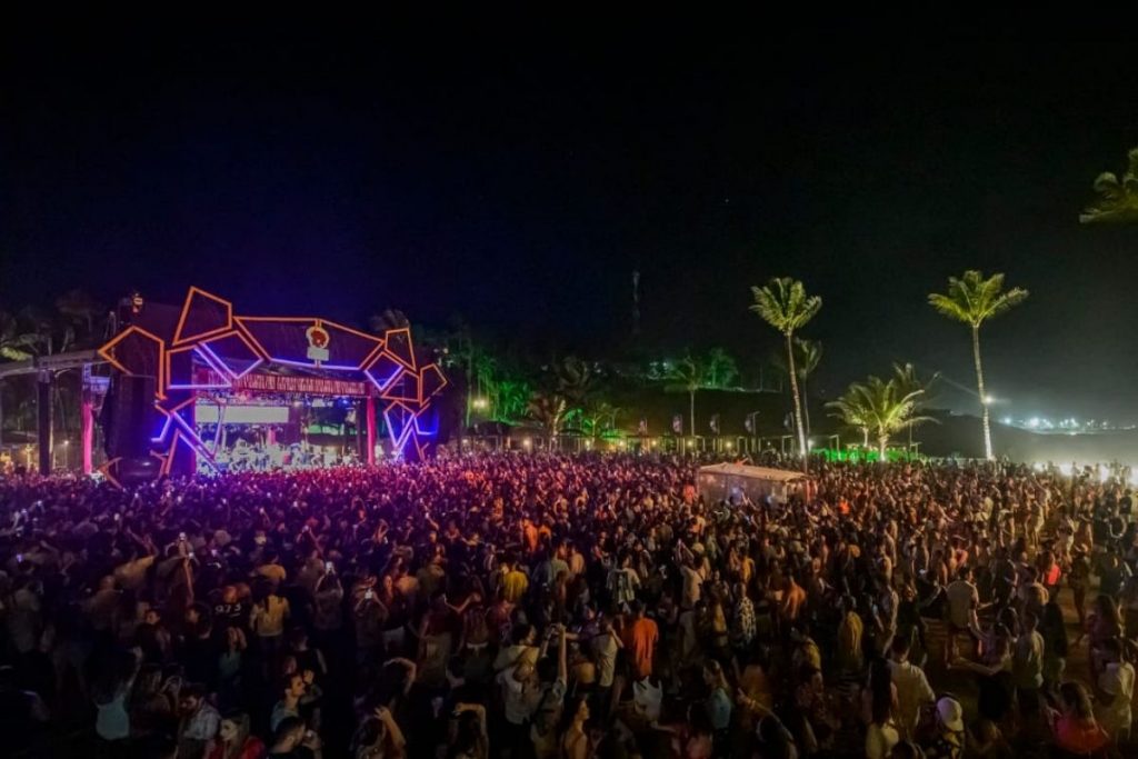 Anitta em show de ensaio do bloco de Carnaval