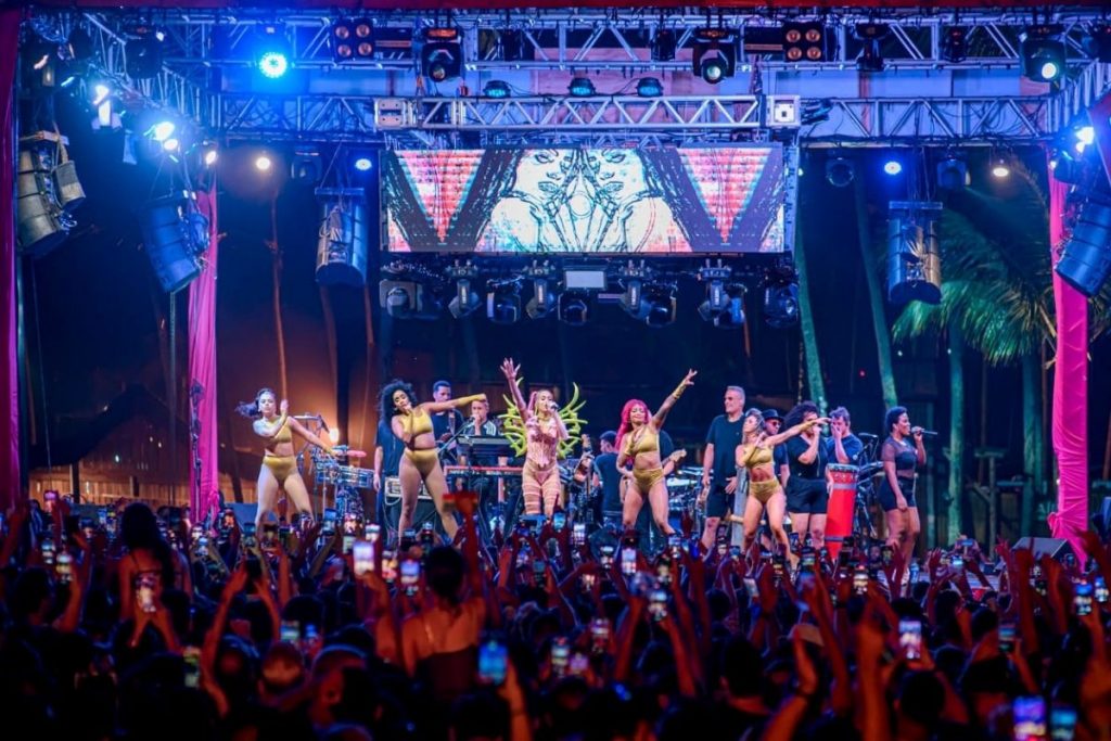 Anitta em show de ensaio do bloco de Carnaval