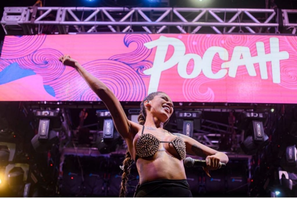 Pocah em show ensaio de bloco de Carnaval de Anitta