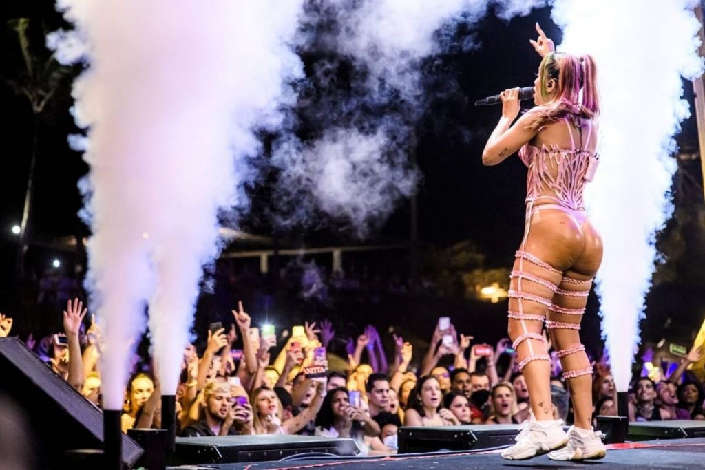 Anitta em show de ensaio do bloco de Carnaval