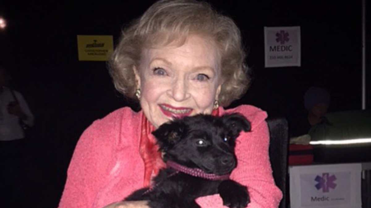 Betty White segurando um cachorrinho
