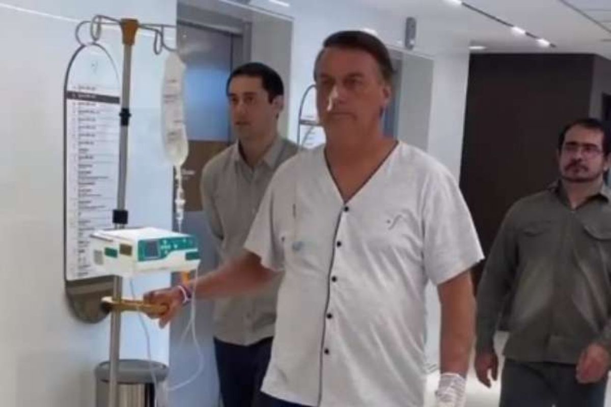 Jair Bolsonaro caminhando no hospital