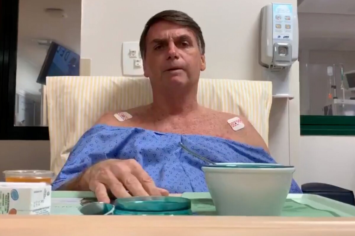 Jair Bolsonaro na cama de um hospital