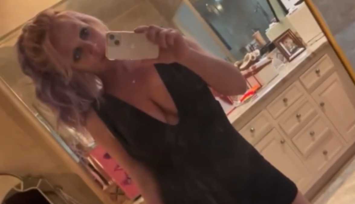 Britney Spears faz selfie com novo look