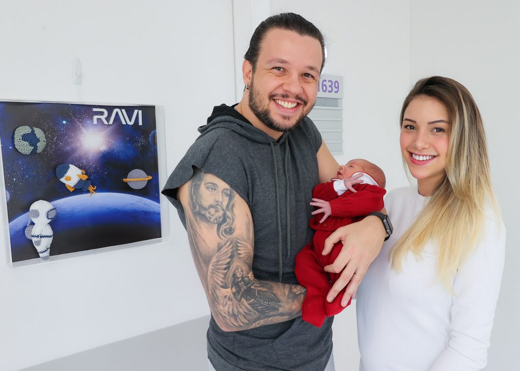 Bruno, do KLB, e Maria Luiza posando para foto com Ravi recém-nascido nos braços