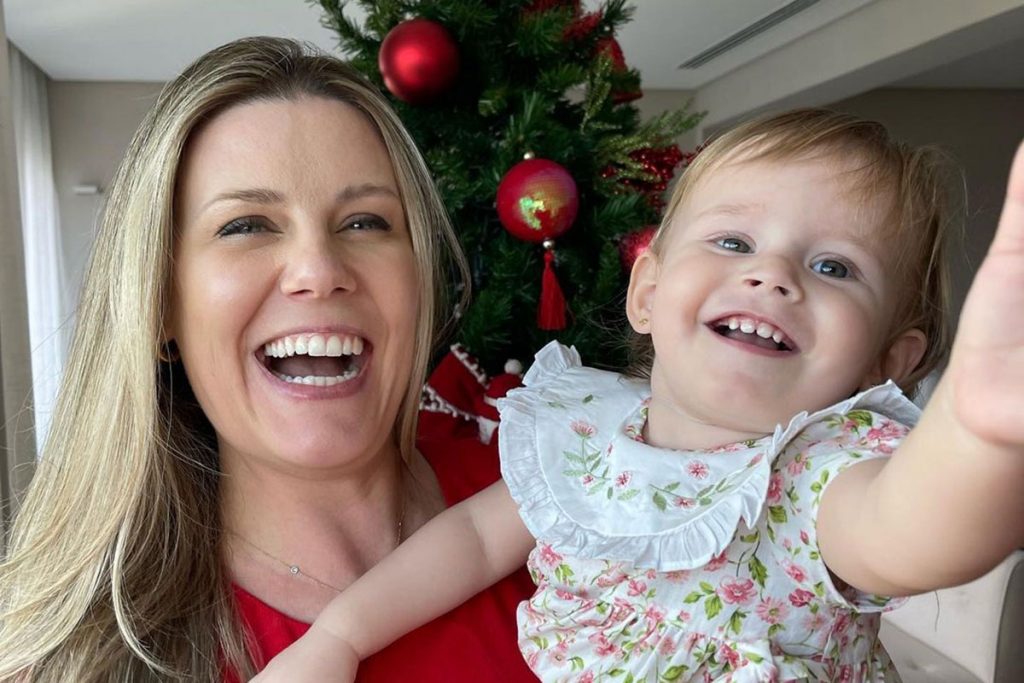 Daiana Garbin com a filha Lua