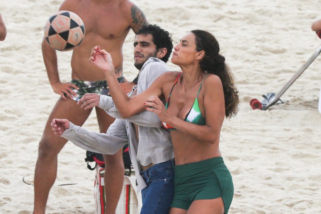 Débora Nascimento gravando em praia do Rio de Janeiro