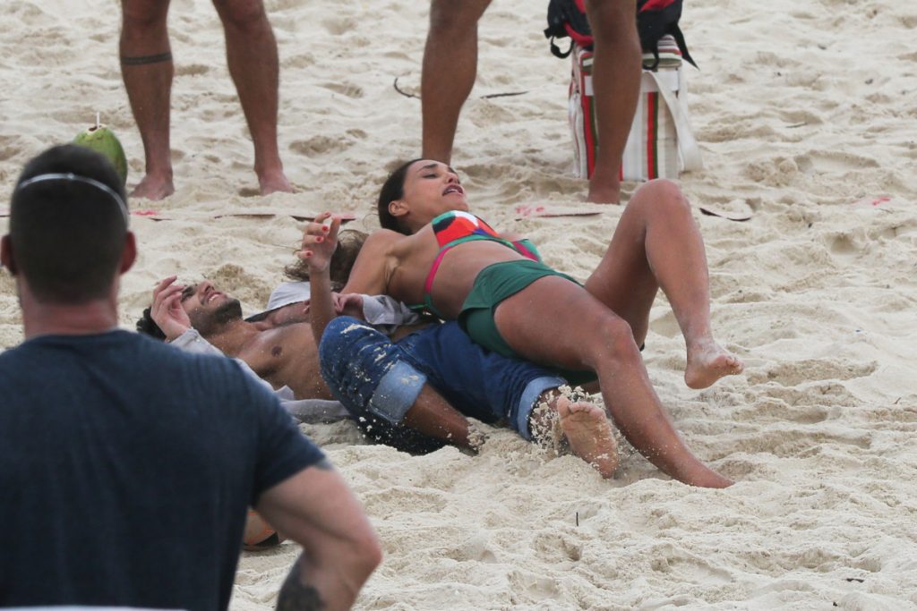 Débora Nascimento gravando em praia do Rio de Janeiro