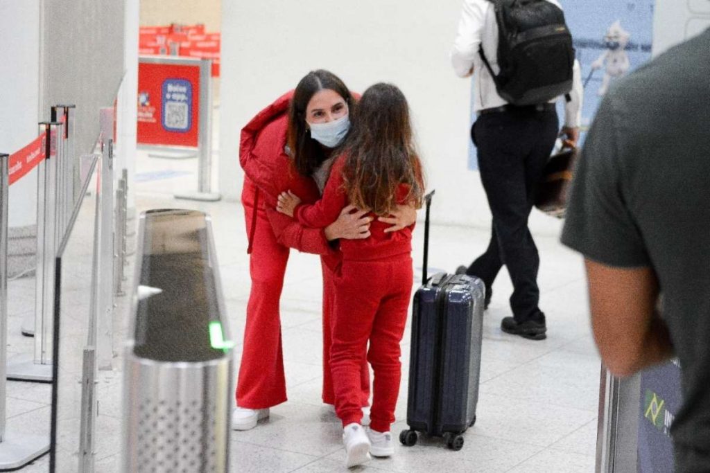 Deborah Secco abraça Maria Flor em aeroporto no Rio