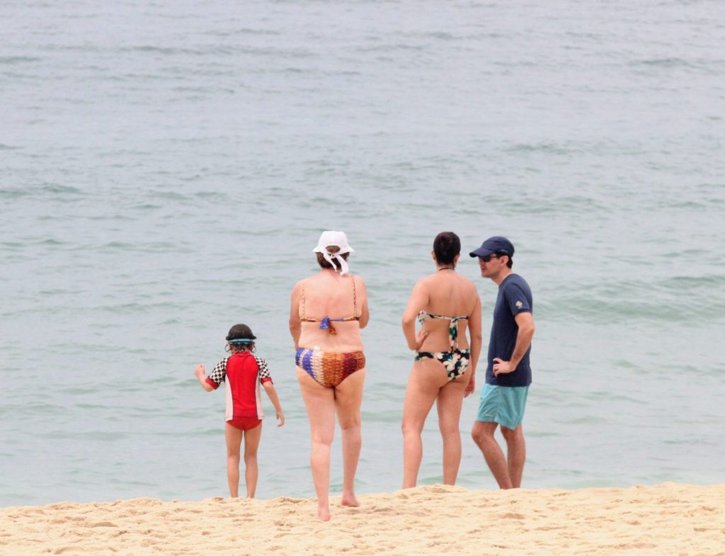 Dilma Rousseff em praia com a família