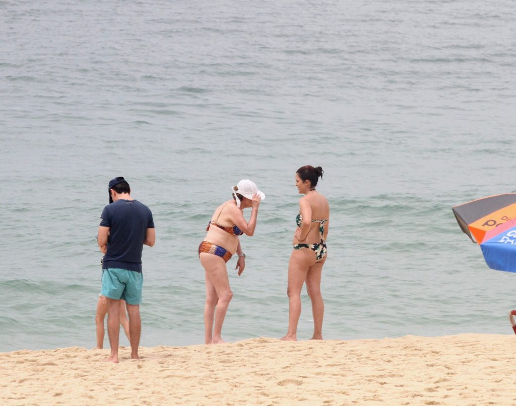Dilma Rousseff em praia com a família