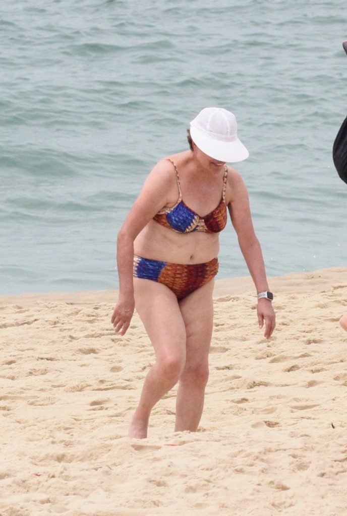 Dilma Rousseff em praia com a família