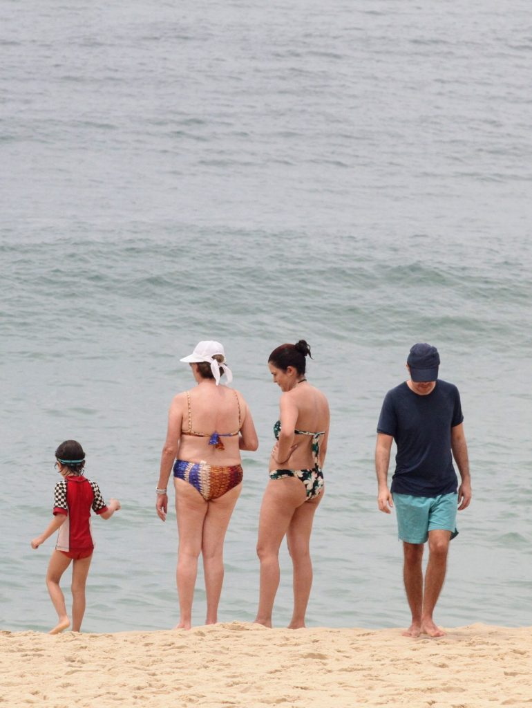 Dilma Rousseff em praia com a família