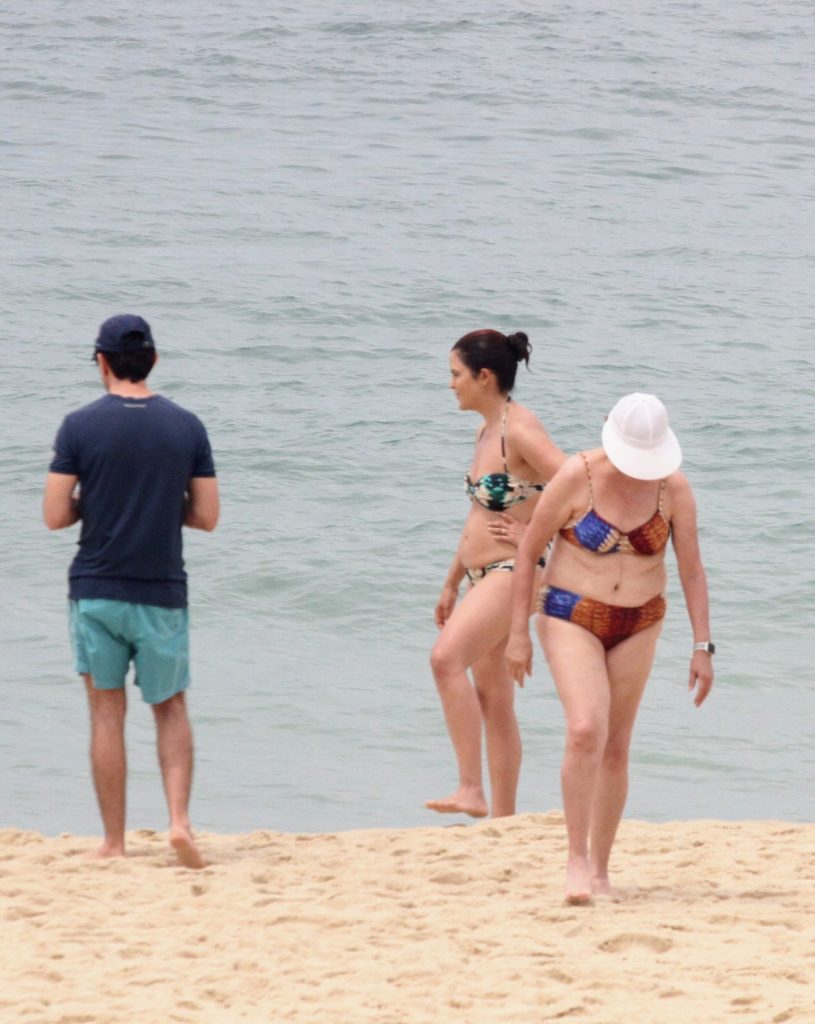 Dilma Rousseff em praia com a família
