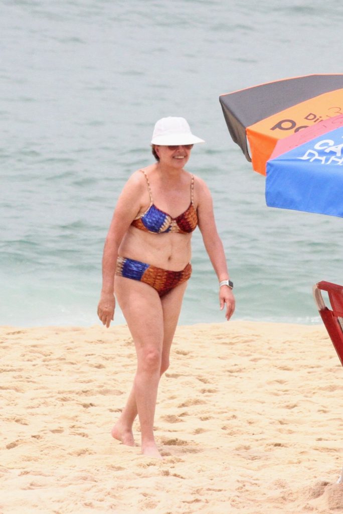 Dilma Rousseff em praia com a família