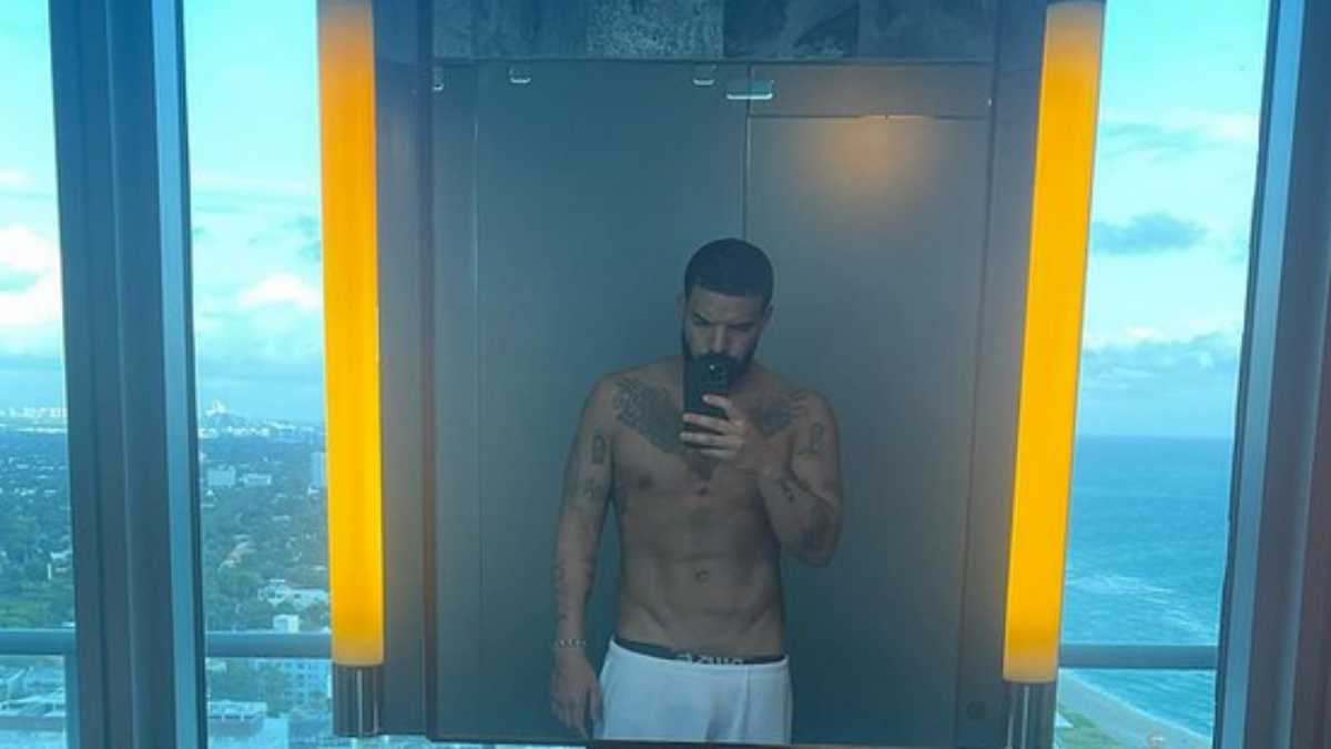 Drake faz selfie de cueca no espelho