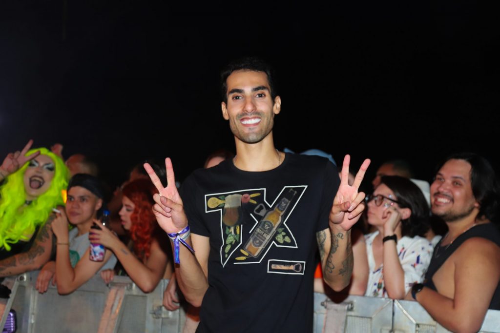 Douglas Souza posando para foto em show de Gloria Groove