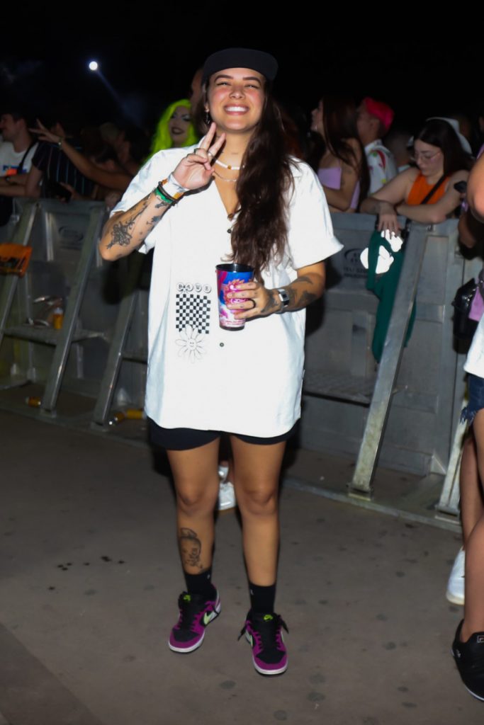 Dj Heey Cat posando para foto em evento