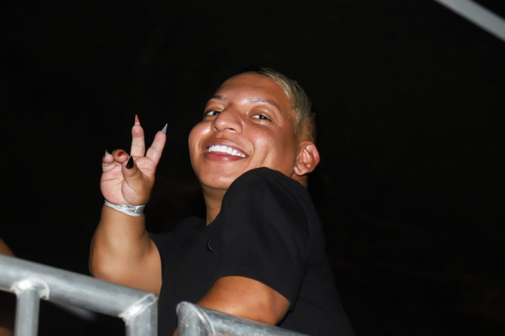 Tokinho posando para foto em show de Gloria Groove