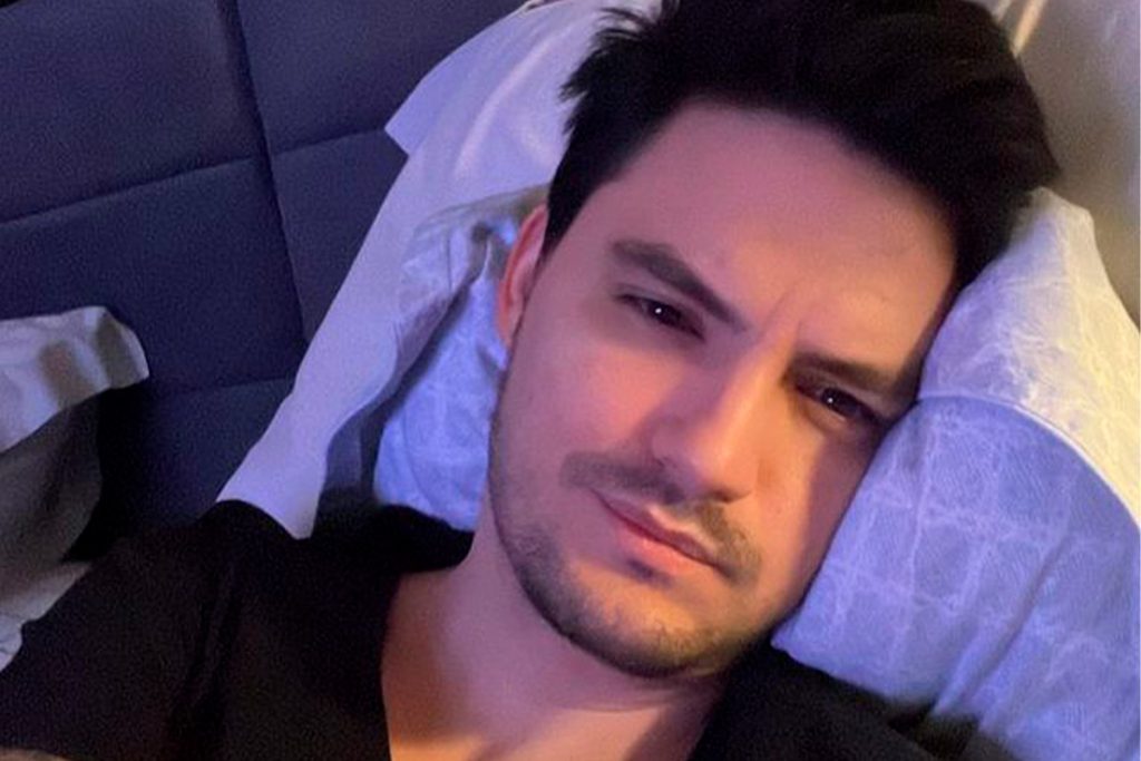 Felipe Neto posando para foto.