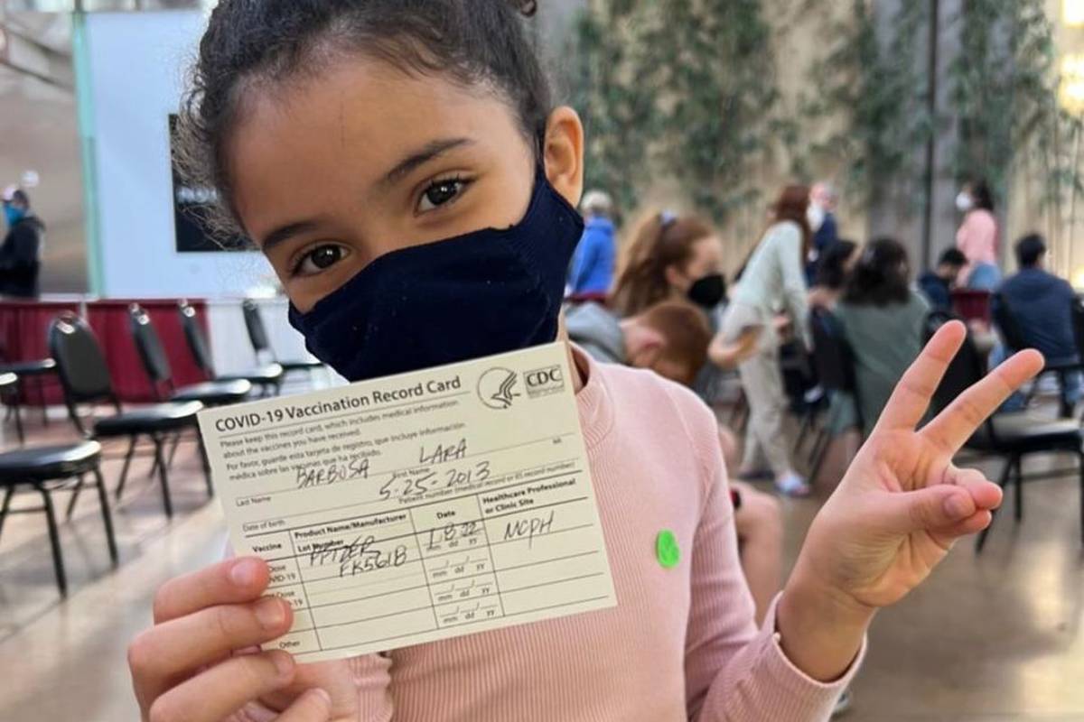 filha samara felippo mostrando carteirinha de vacinação contra covid-19