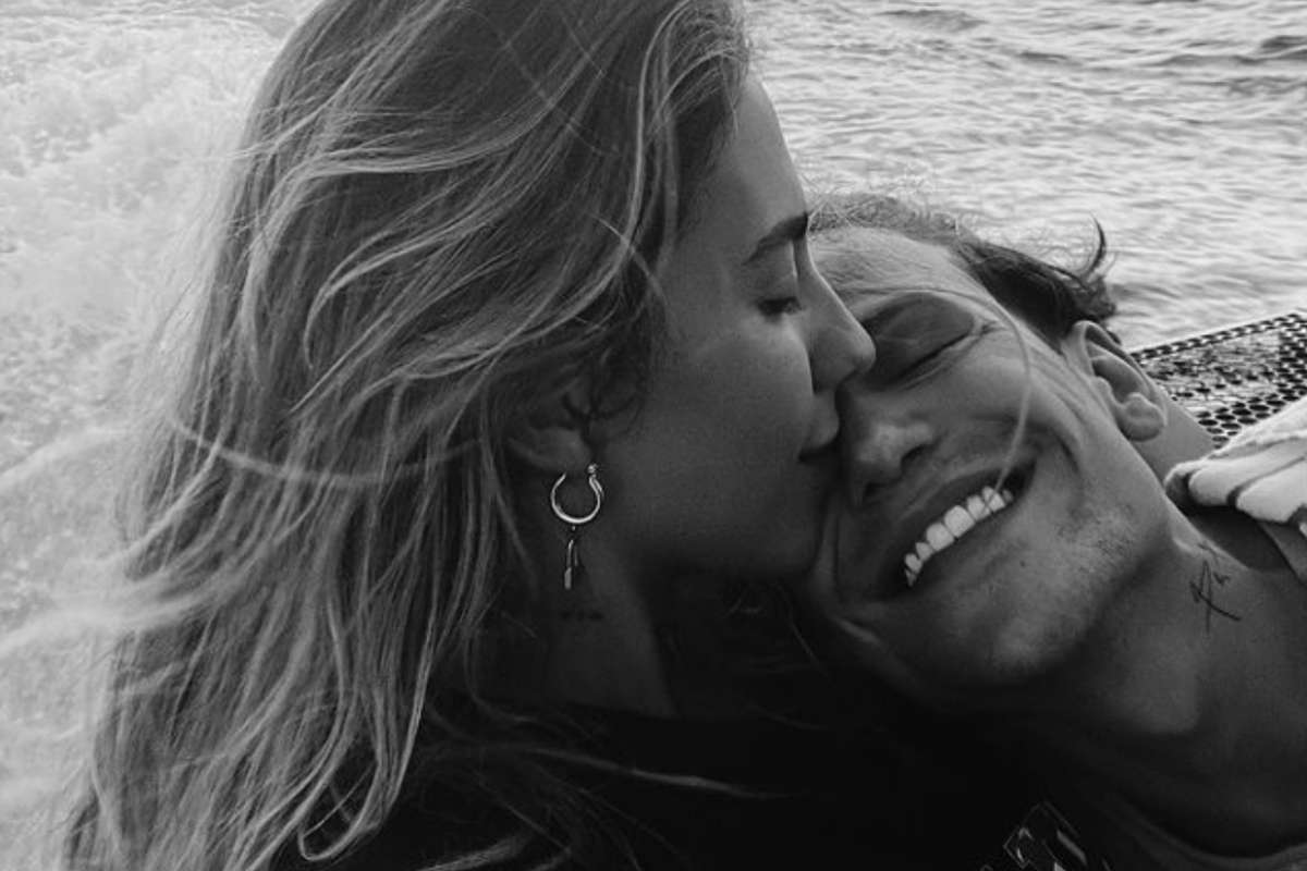 Gabi Brandt beija Saulo Poncio - Preto e Branco
