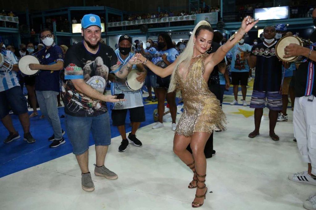 Carnaval: Gabi Martins assume posto de musa na Vila Isabel