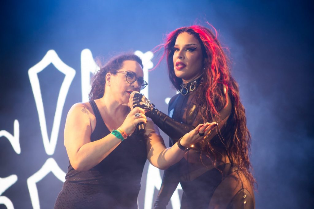 Gloria Groove e sua mãe no palco durante evento