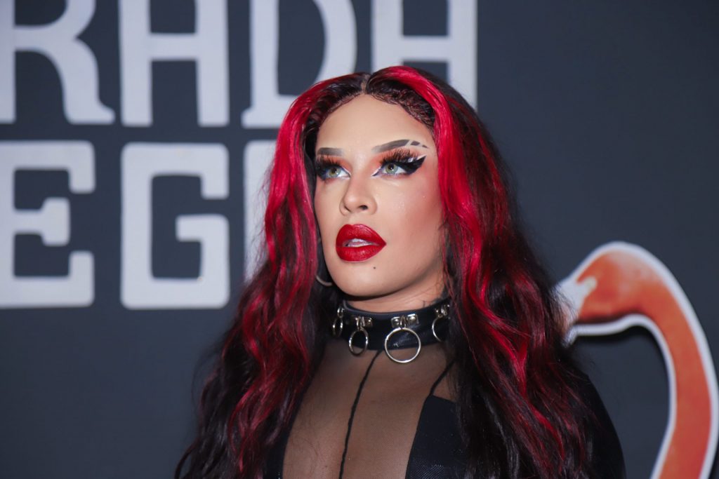 Gloria Groove posando para foto em evento