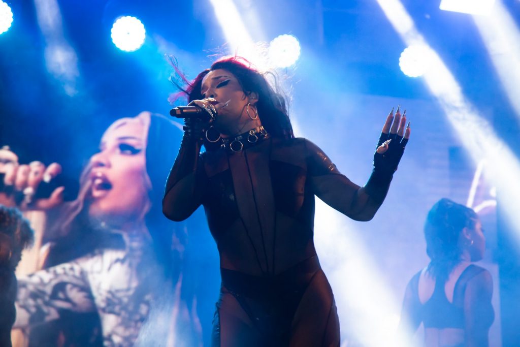 Gloria Groove se apresentando em show