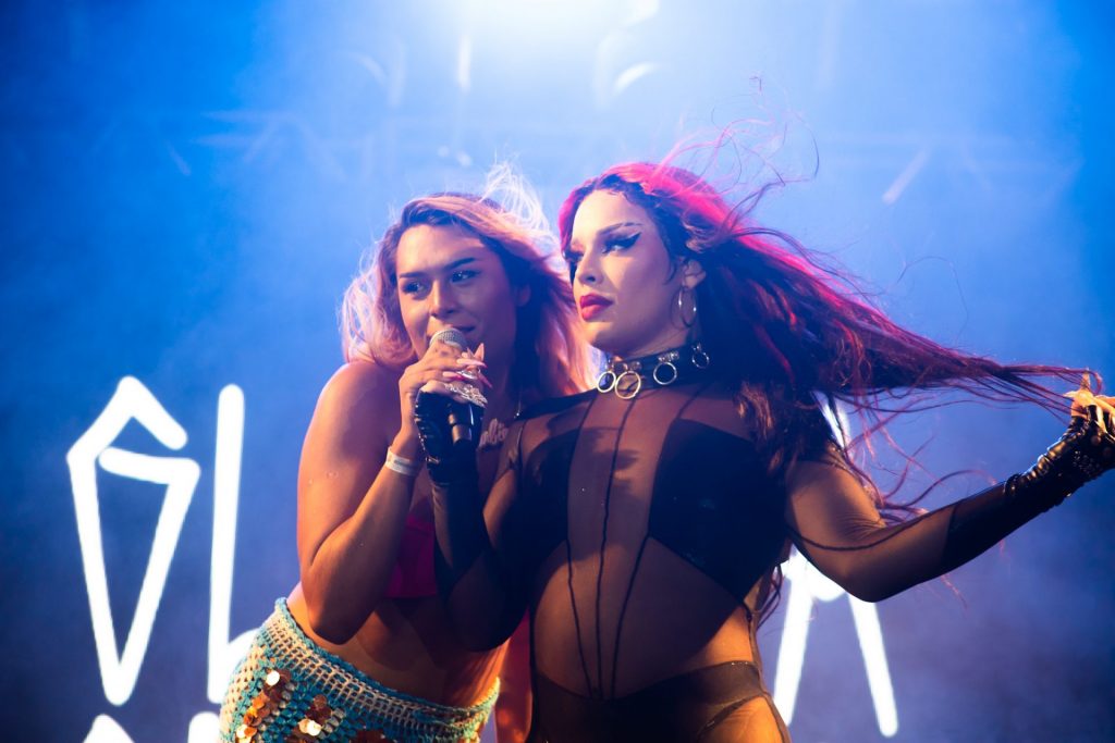 Gloria Groove e Danny Bond se apresentando no palco