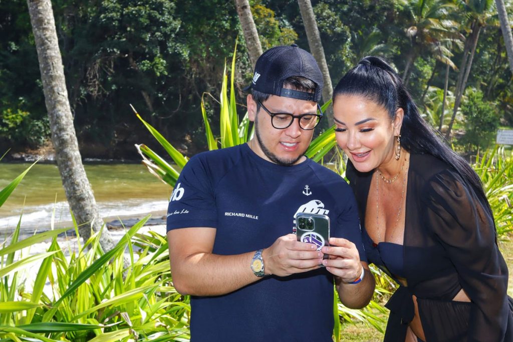 Helen Ganzarolli confere clique tirado em Itacaré