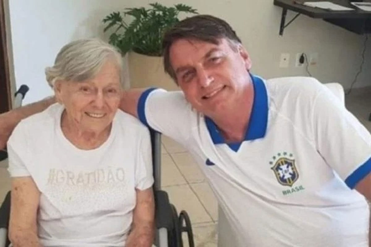 Jair Bolsonaro com a mãe