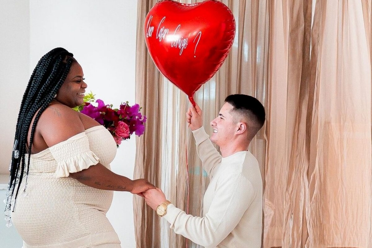 Jojo Todynho sendo pedida em casamento, noivo segurando balão de coração vermelho