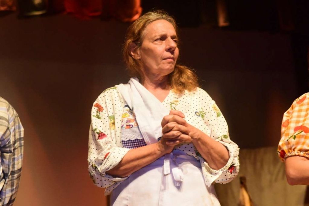 Rosi Campos interpreta Flor na comédia de costumes escrita em 2003.