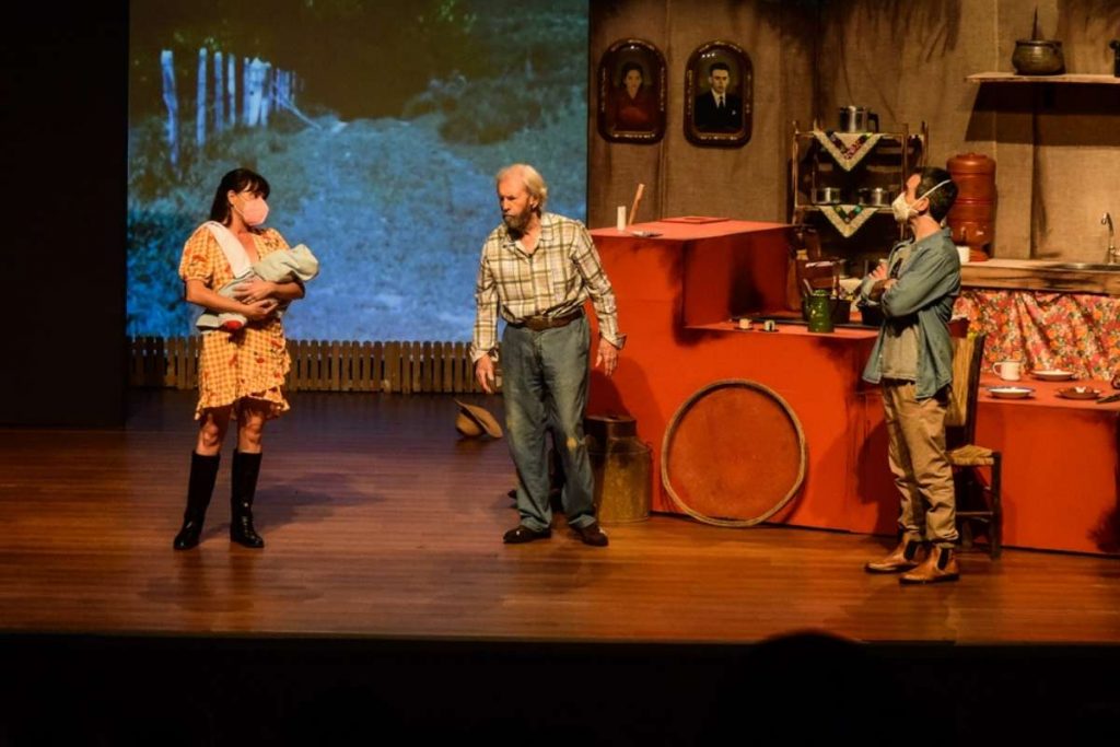 Peça de 2003 foi reescrita para atender mudanças no cenário político