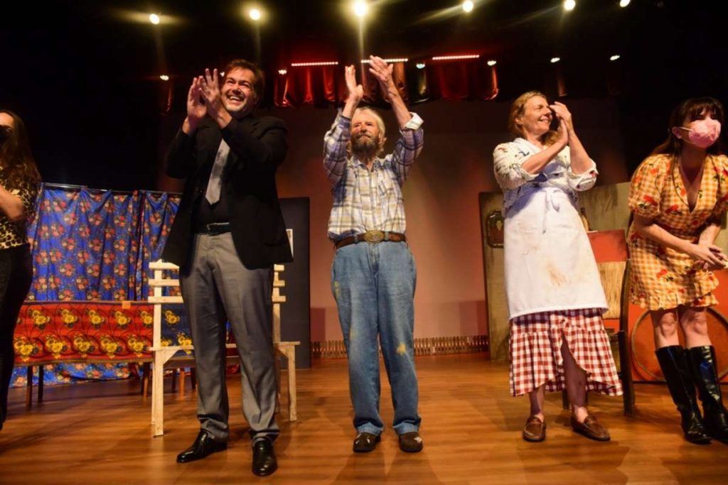 Elenco agradece aplausos após retorno aos palcos