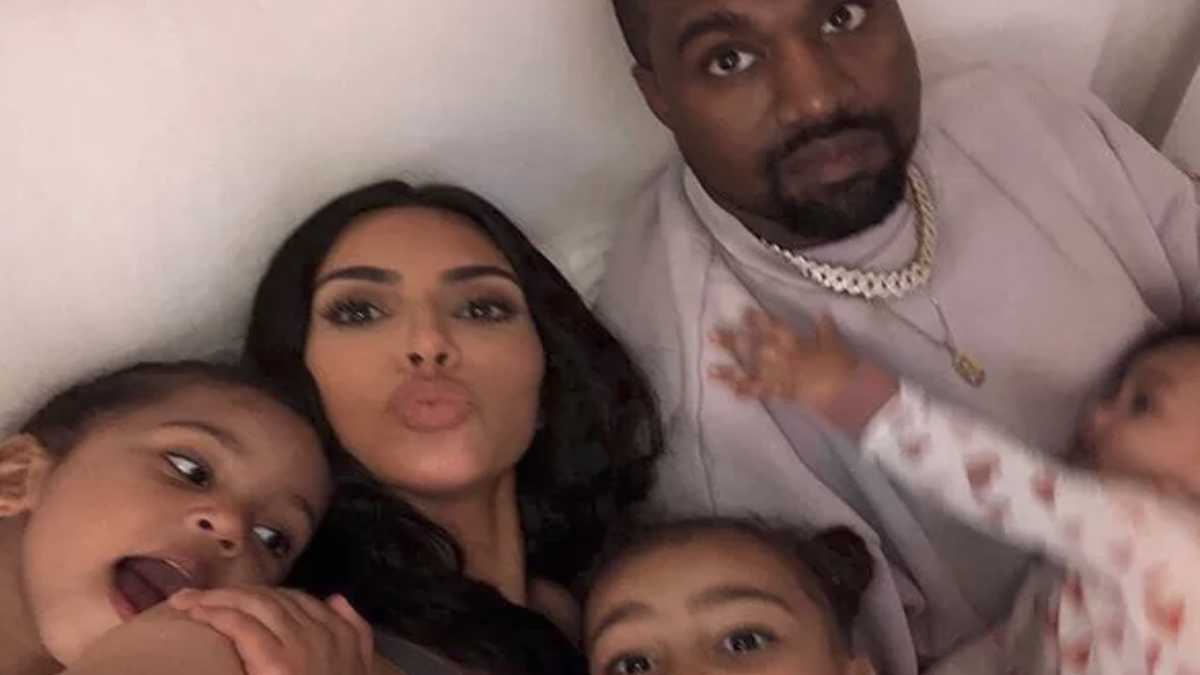 Kanye West com os filhos e Kim Kardashian
