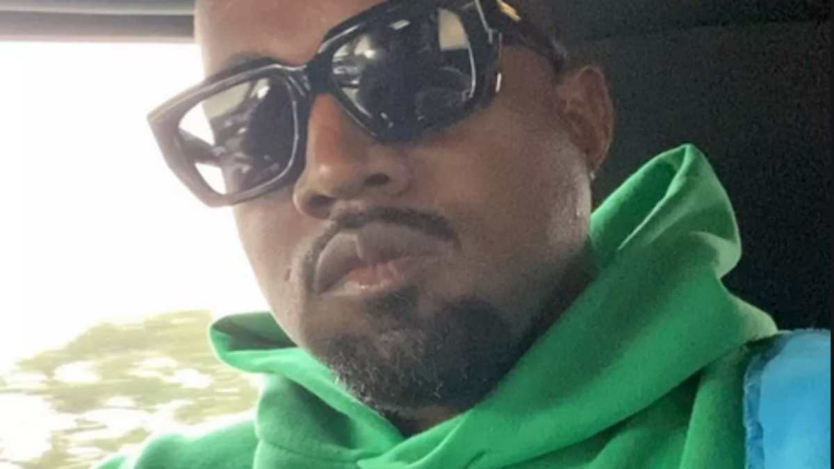 Kanye West de moletom verde e óculos escuros