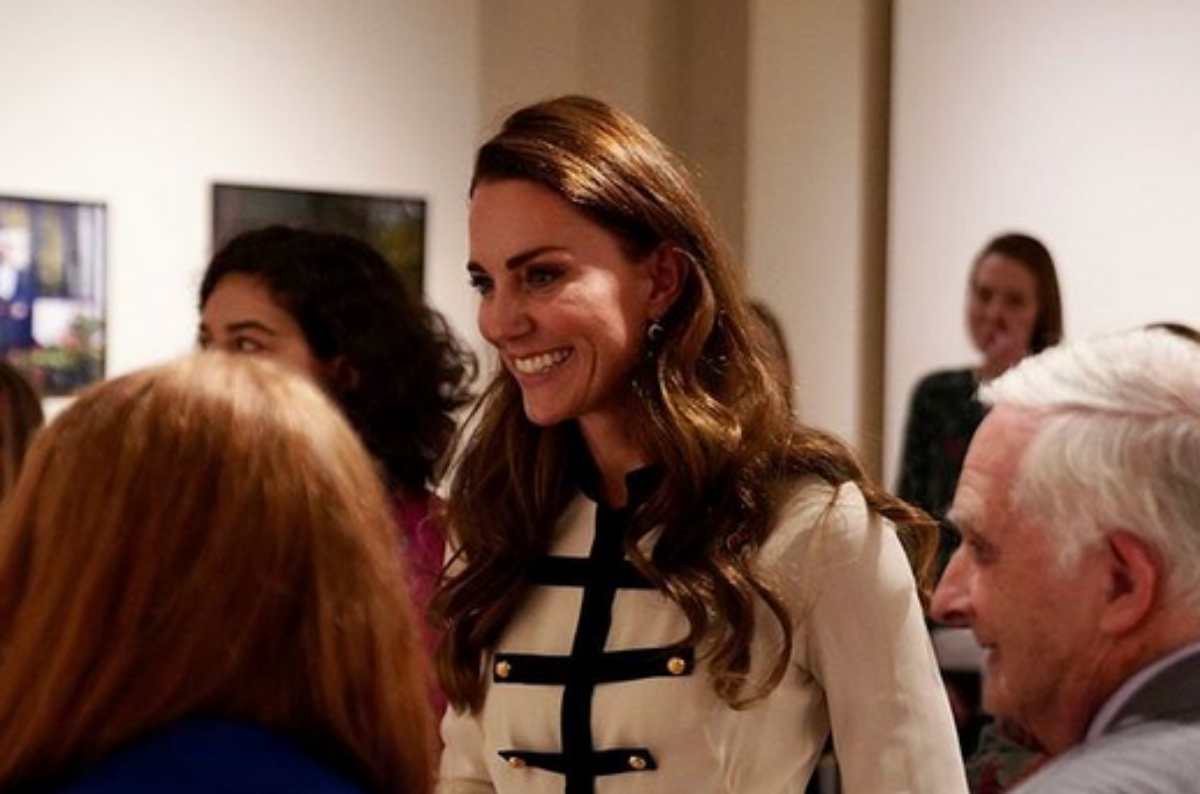 Kate Middleton sorrindo em evento