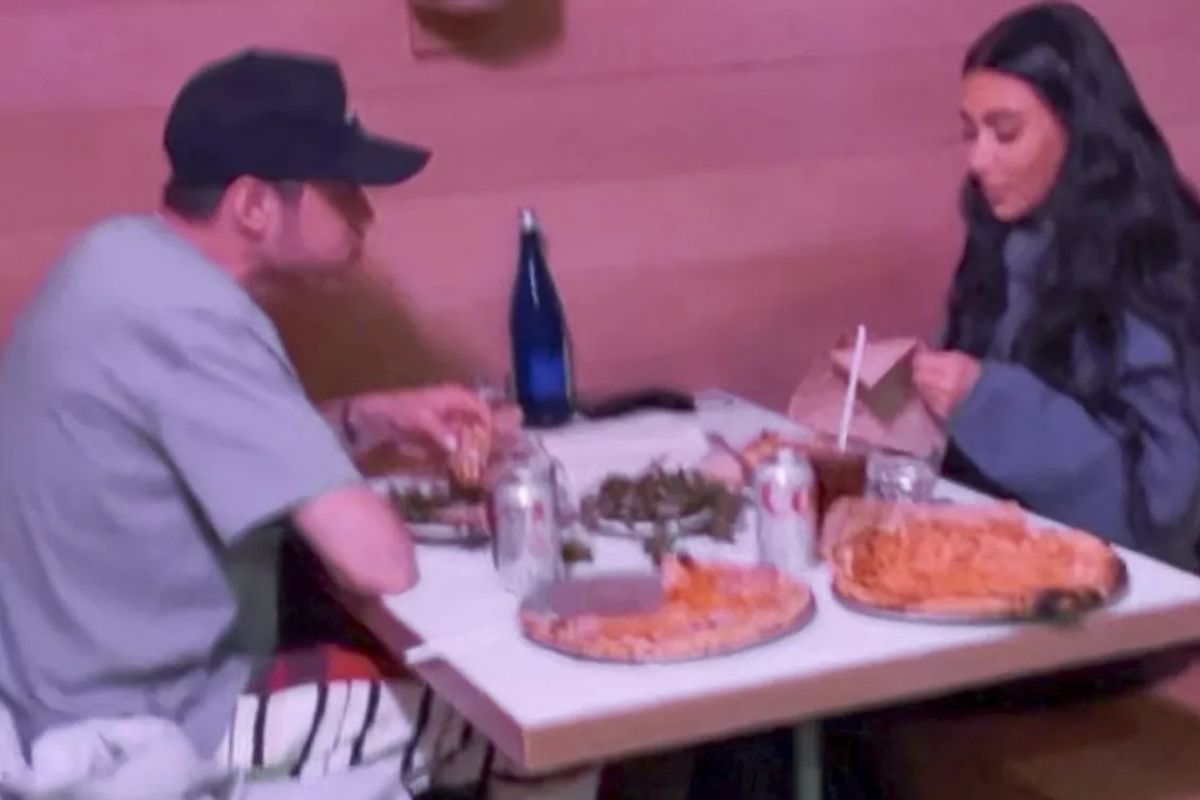 pete davidson e kim kardashian comendo pizza