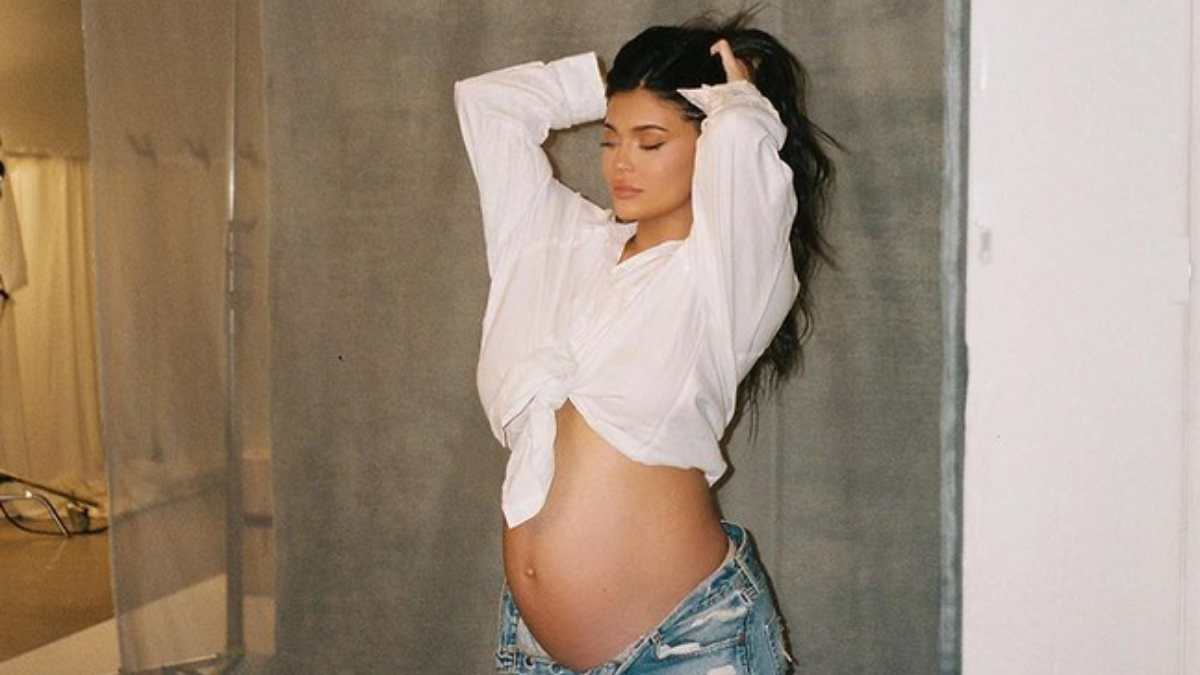 Kylie Jenner mostrando a barriguinha